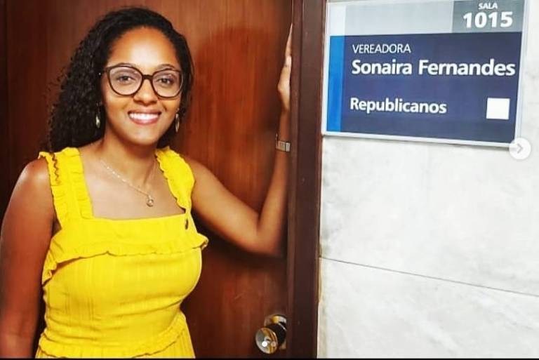 A vereadora Sonaira Fernandes (Republicanos) em seu gabinete na Câmara Municipal