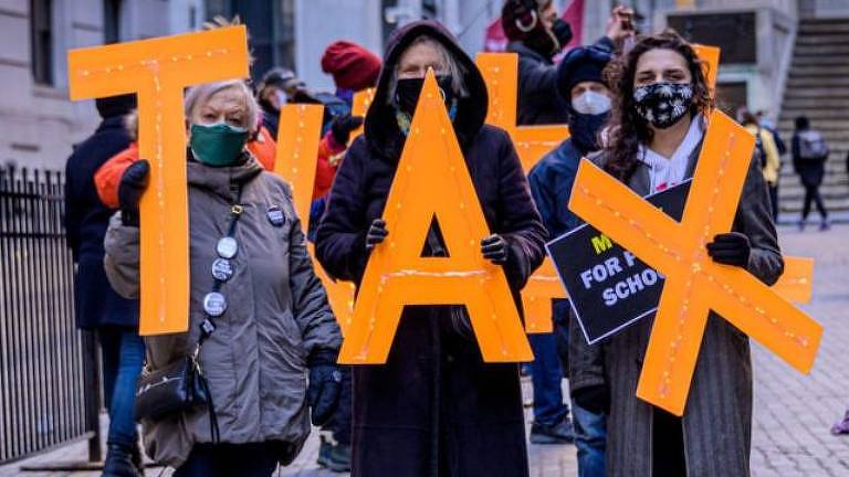 Em meio à pandemia de Covid-19, manifestantes pedem que os multimilionários dos Estados Unidos paguem mais impostos