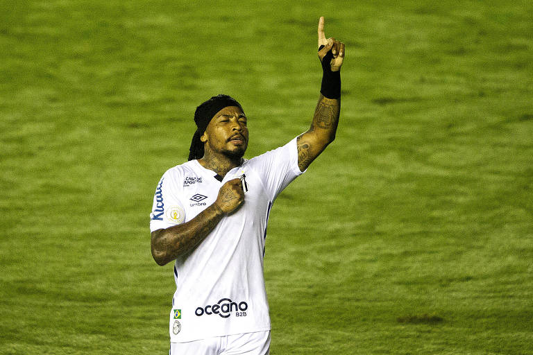 Marinho comemora seu gol, o primeiro do Santos na vitória por 2 a 0 sobre o Coritiba

