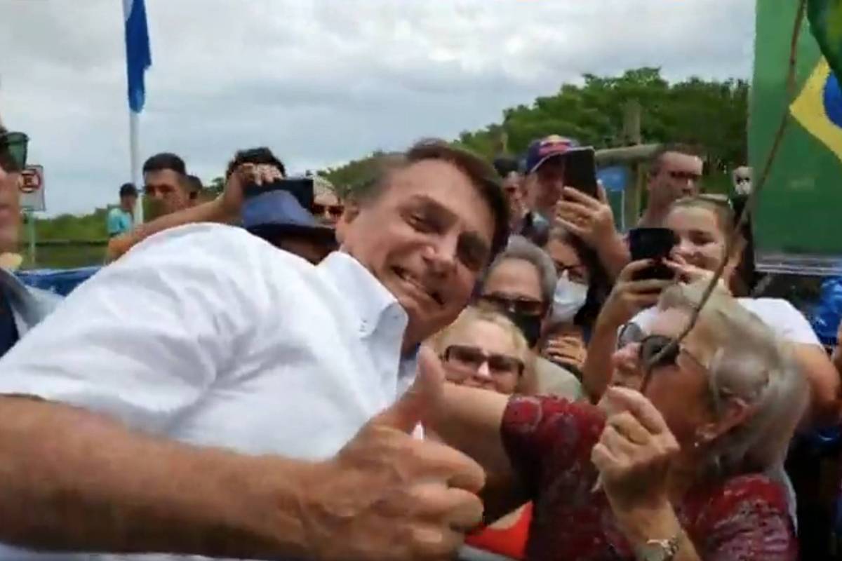 Bolsonaro diz que tem 'cheque de R$ 20 bilhões' para comprar vacina mas que produto está em falta