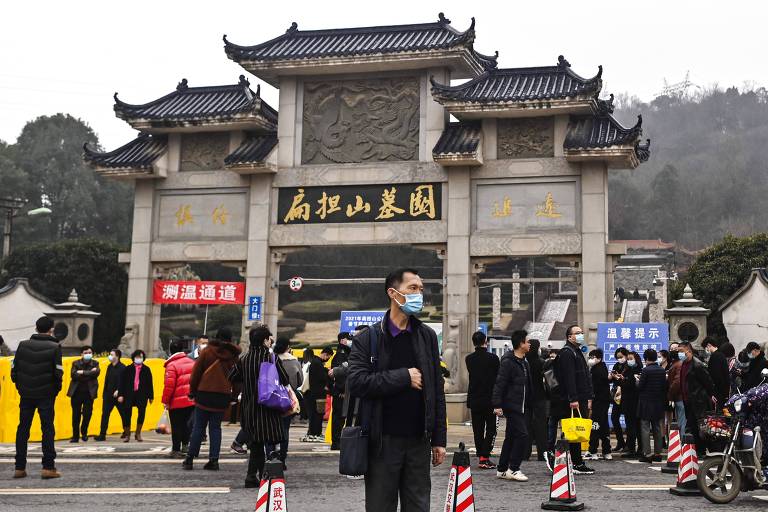 Chineses visitam cemitério de Biandanshan, na cidade de Wuhan, na China