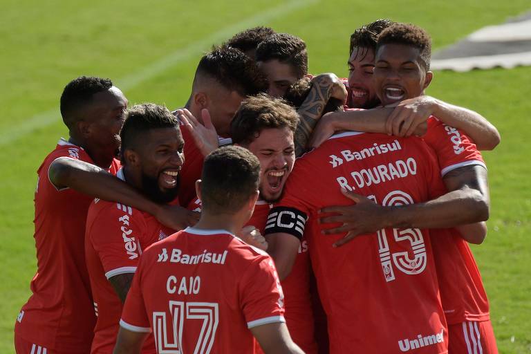 Rodrigo Dourado é abraçado pelos jogadores do Internacional após marcar contra o Vasco