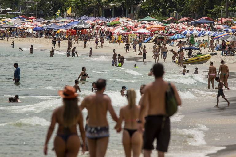 Domingo de Carnaval tem praias lotadas no litoral de São Paulo