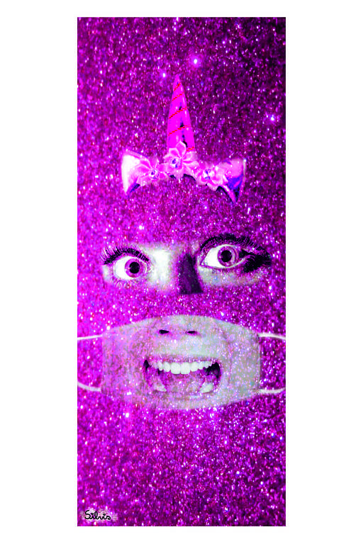 Colagem de fundo de glitter rosa. Sobre ele uma tiara de unicórnio, com rosto de olhos arregalados e uma boca, também espantada, estamapada sobre uma máscara