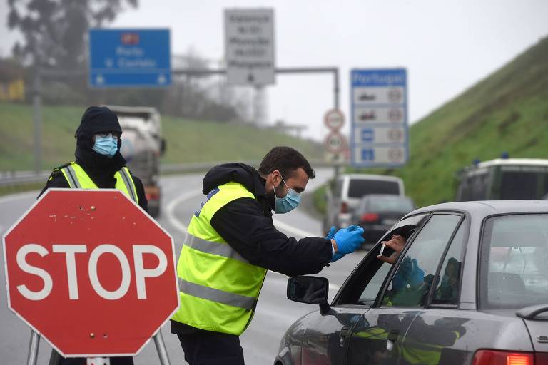 Policiais fazem fiscalização na fronteira entre Portugal e Espanha
