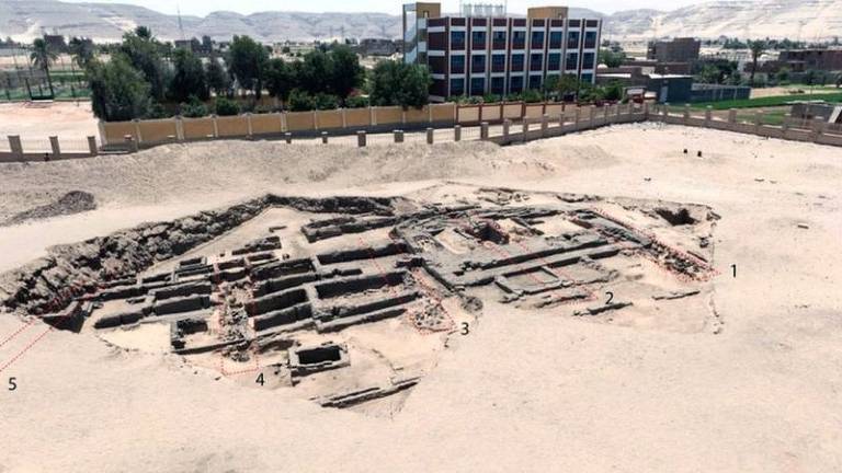 Arqueólogos descobrem fábrica de cerveja 'mais antiga do mundo' no Egito