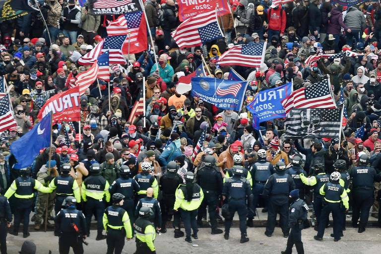 Apoiadores do ex-presidente Donald Trump entram em confronto com a polícia no dia da invasão do Capitólio, em Washington
