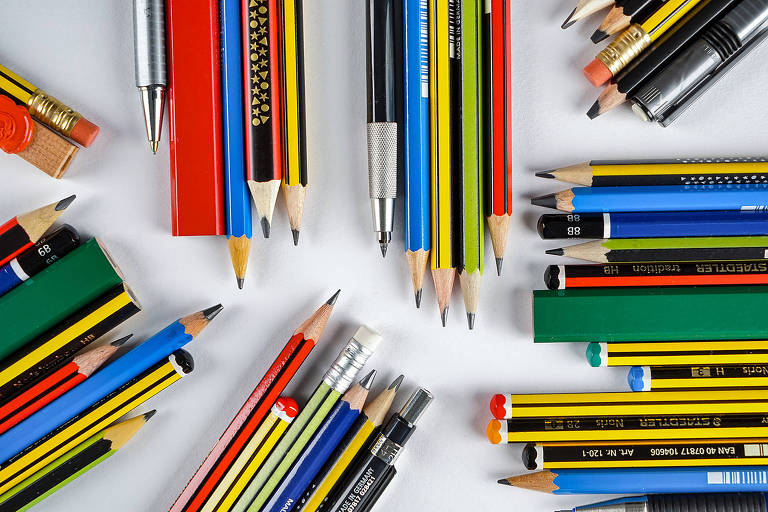 Vários lápis aparecem agrupados em conjuntos de cinco itens, em média. Há lápis de cor e grafite