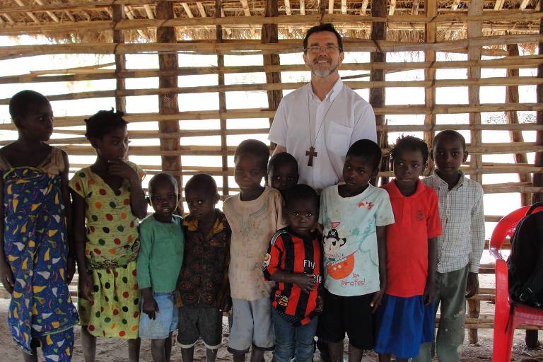 Dom Luiz Fernando Lisboa posa para foto com crianças, em Moçambique
