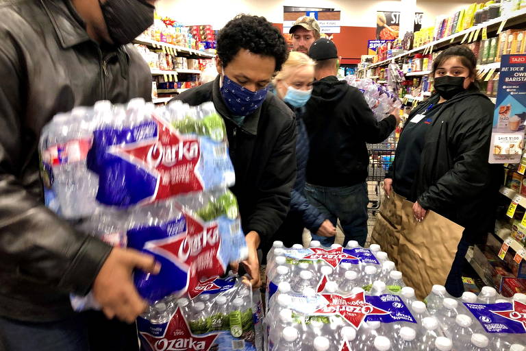 Residentes de Abilene, no estado americano do Texas, correm aos mercados para estocar alimentos em meio à onde de frio