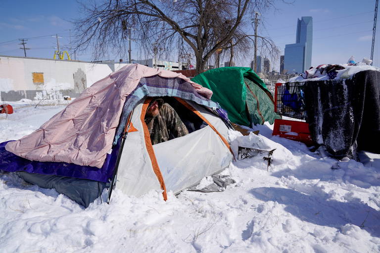 Pessoa em situação de rua dentro de barraca na neve em Oklahoma City, no estado americano de Oklahoma