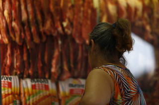 Inflacao vem pressionando o preco das carnes e fazendo com que alguns consumidores optem por frango ou porco.