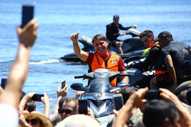O presidente Jair Bolsonaro posa para foto em um jet ski na praia de São Francisco do Sul, em Santa Catarina
