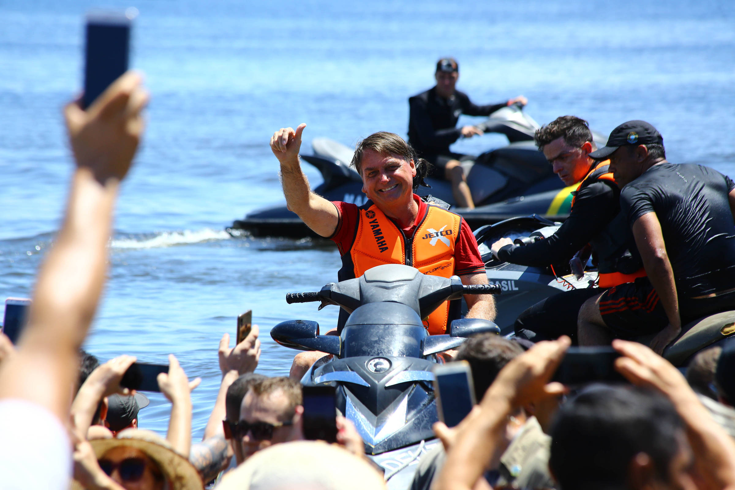 Bolsonaro reclama por não receber fotos no Facebook, mas usa configuração que impede