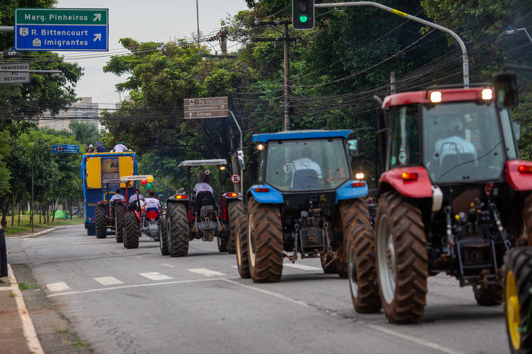 Tratores saem da Ceagesp rumo à Assembleia Legislativa de São Paulo