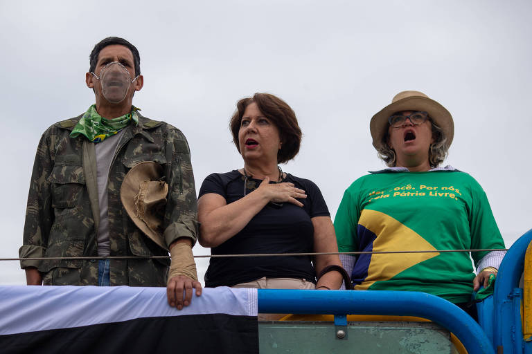 Manifestantes em um carro de som cantam o hino nacional antes do início do tratoraço em frente à Ceagesp, na zona oeste de São Paulo