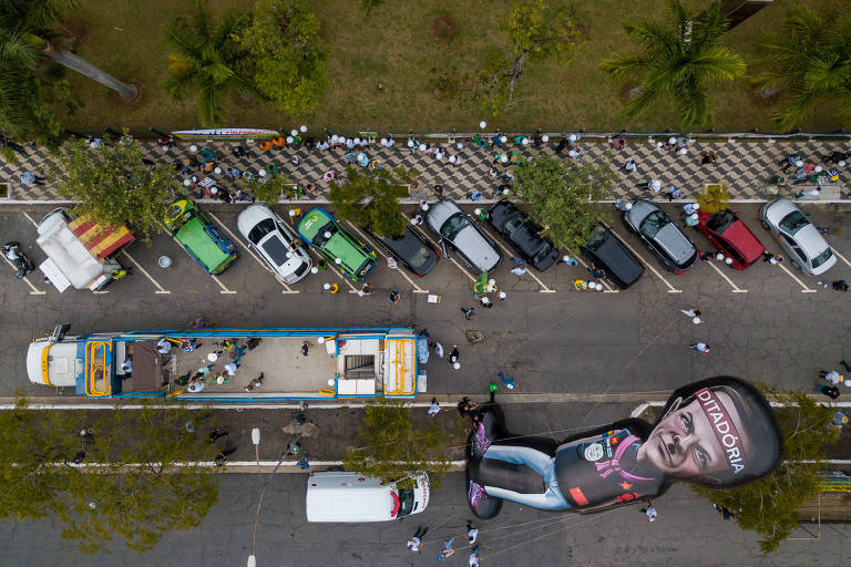 Vista aérea do tratoraço contra o aumento do ICMS; manifestantes saíram do Ceagesp rumo à Assembleia Legislativa de São Paulo
