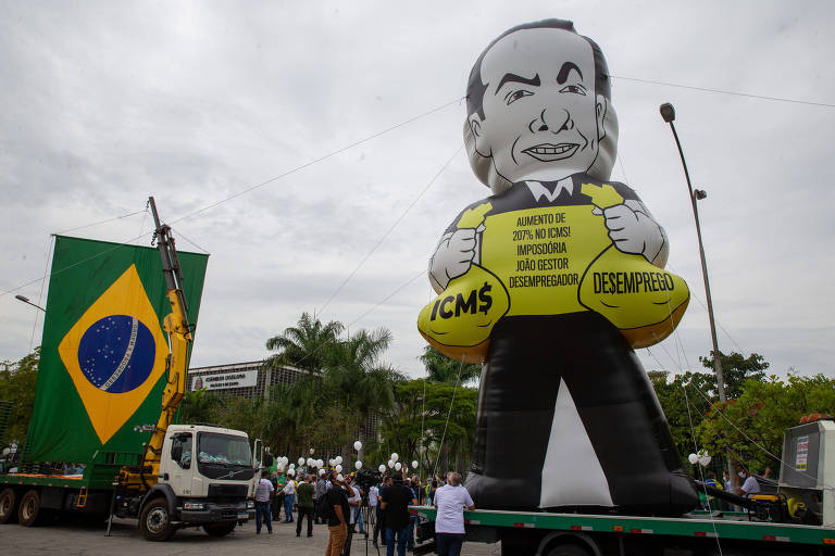 Boneco inflável de João Doria na manifestação contra o aumento do ICMS no estado de São Paulo; manifestantes saíram do Ceagesp rumo à Assembleia Legislativa