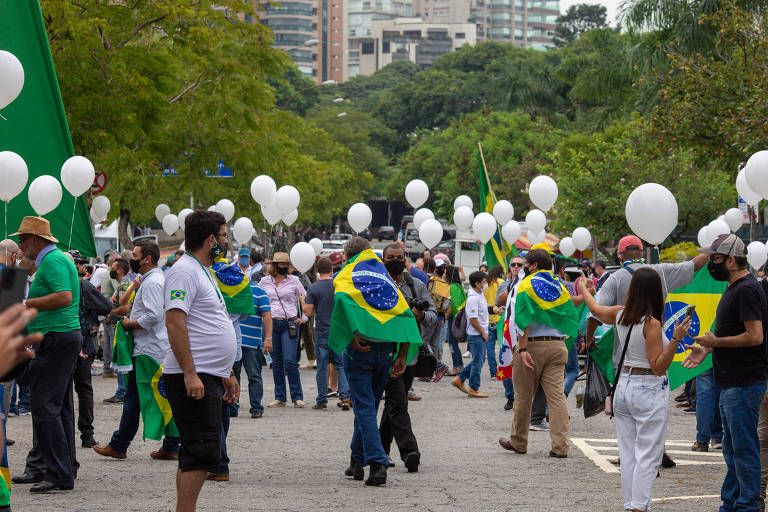 Manifestantes em frente ao Ceagesp; tratores e carros foram até a Assembleia Legislativa contra o aumento do ICMS