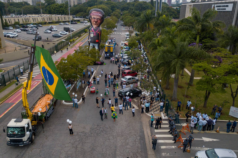 Manifestantes em frente ao Ceagesp; tratores e carros foram até a Assembleia Legislativa contra o aumento do ICMS