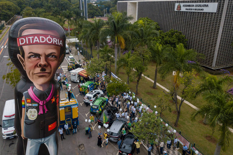 Boneco inflável de João Doria na manifestação contra o aumento do ICMS no estado de São Paulo; manifestantes saíram do Ceagesp rumo à Assembleia Legislativa