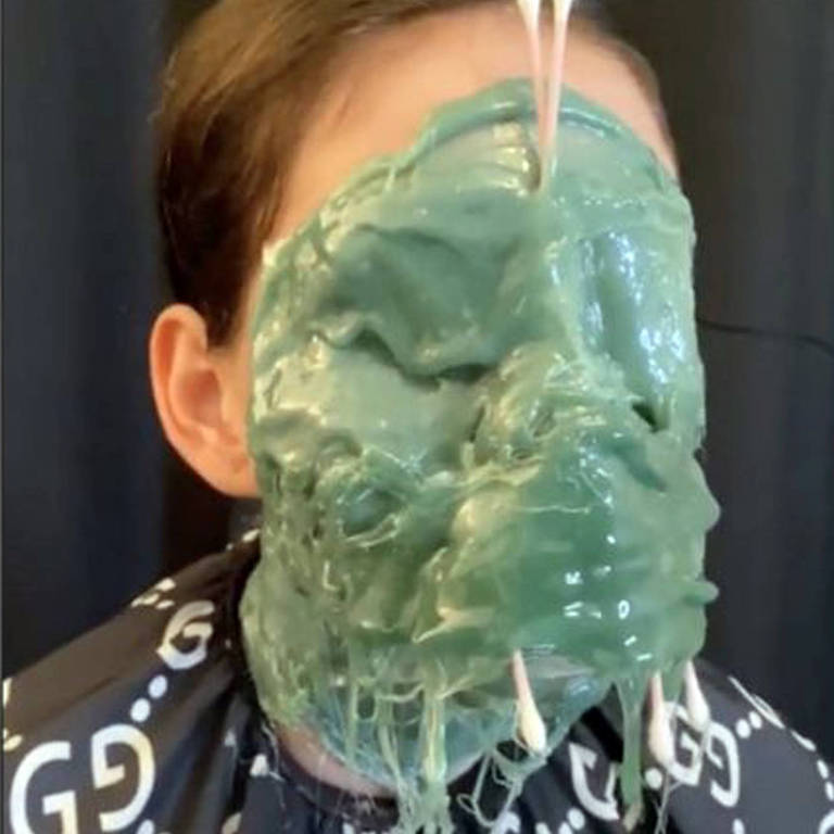 Com mais de um milhão de visualizações, vídeo mostra máscara facial sendo removida do rosto e pescoço de uma mulher