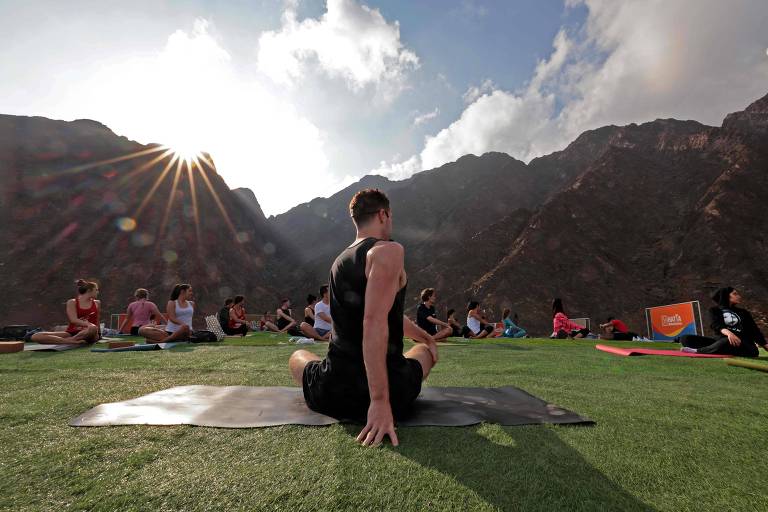 Homem pratica ioga no lago Hatta nos Emirados Árabes Unidos