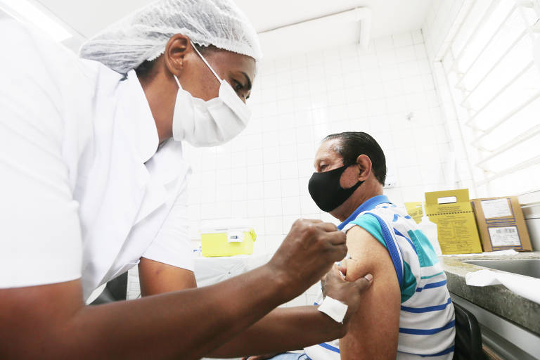 Idosos recebem dose de vacina em Diadema, na Grande SP