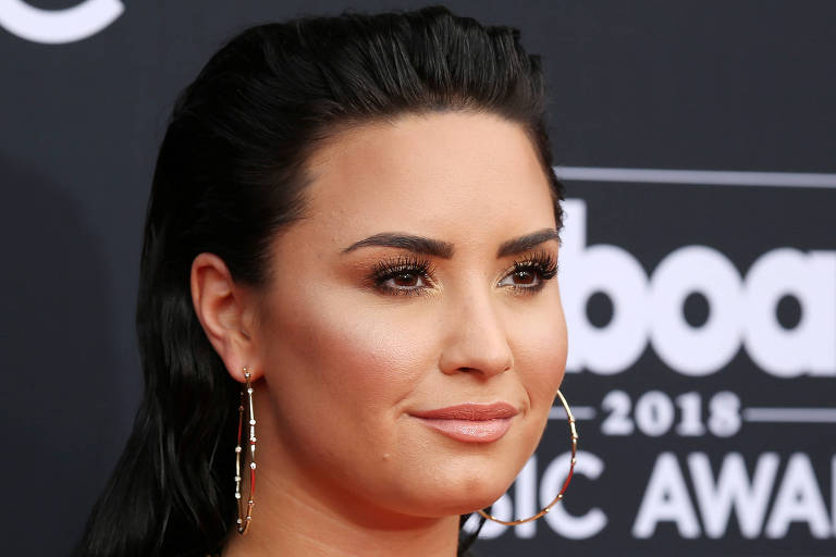 Demi Lovato diz que prefere ficar com mulheres após terminar noivado com ator