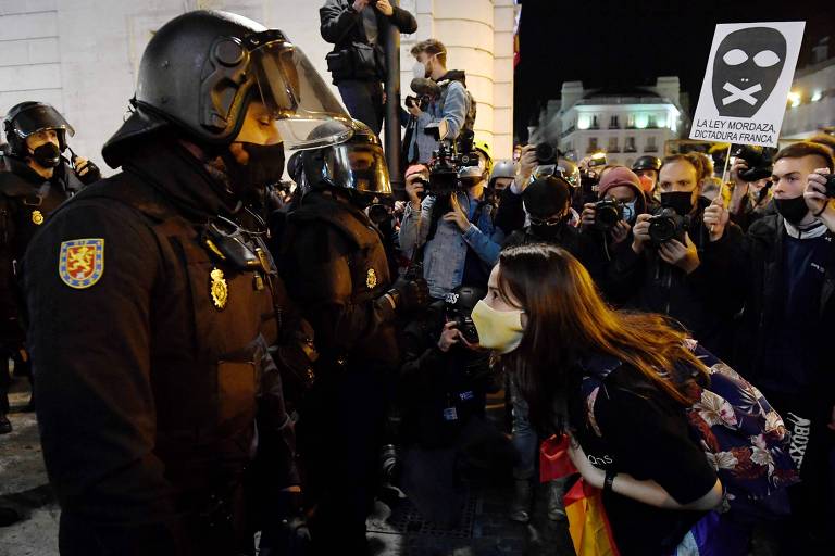 Manifestantes tomam as ruas de Madri em 2º dia de atos contra prisão de rapper