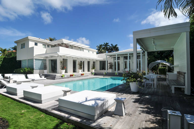 Shakira coloca mansão à beira-mar em Miami à venda por US$ 15,9 milhões