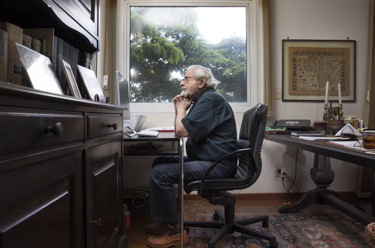 Raduan Nassar, 85, em seu apartamento na Vila Madalena, em São Paulo