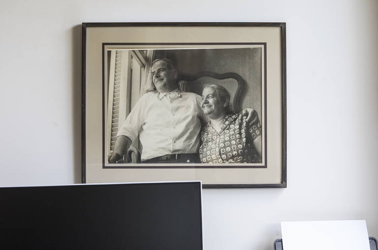 Retrato dos pais de Raduan Nassar, 85, João Nassar e Chafika Nassar, na parede em frente ao computador dele