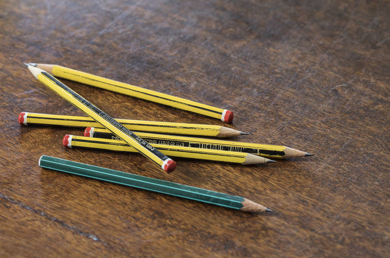 Lápis do escritor Raduan Nassar, 85, na mesa próxima ao computador, que ele usa para anotações de contas