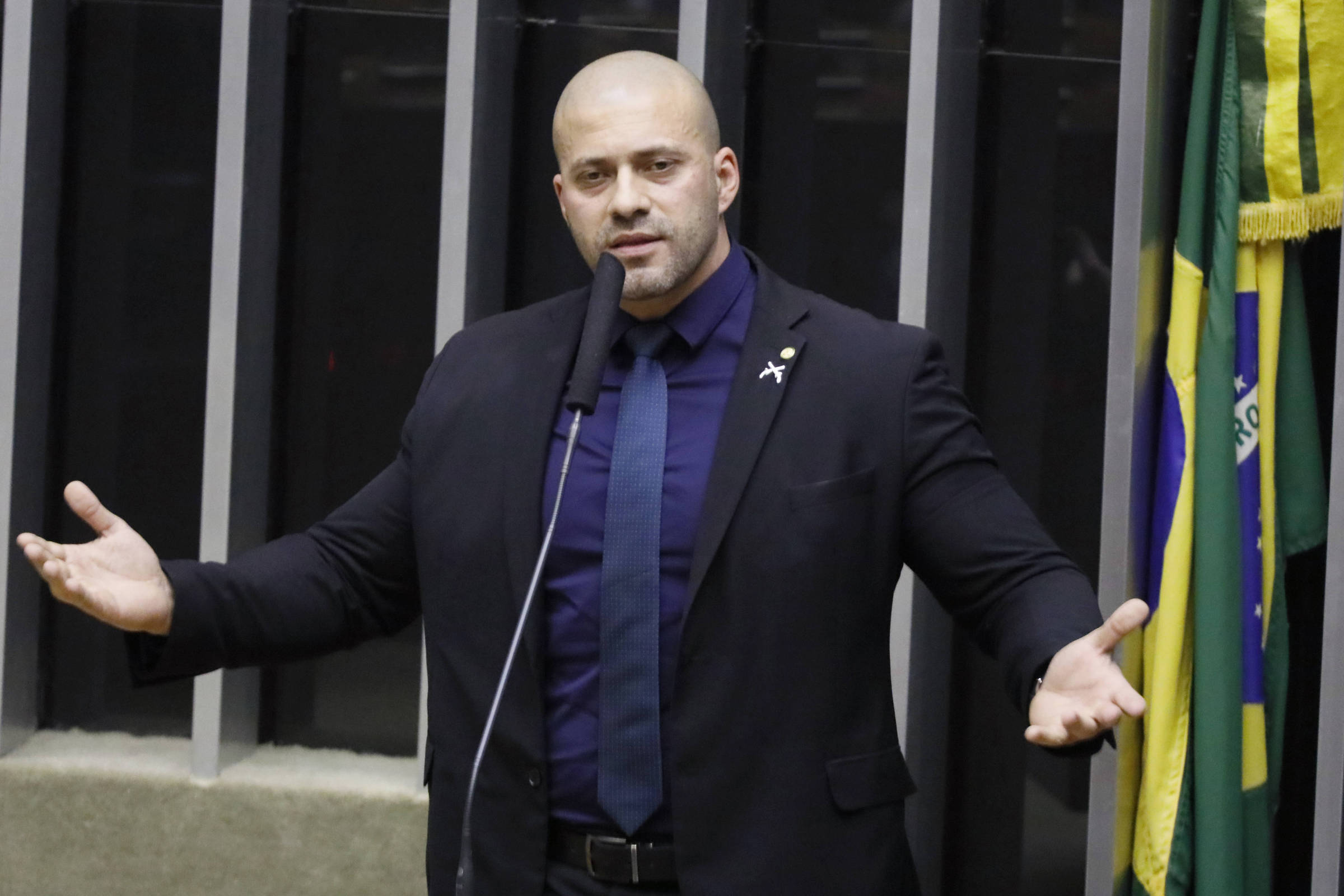 PF afirma que assessores entregaram celulares a Daniel Silveira na prisão