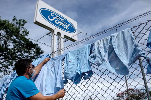 A worker hangs his uniform outside a Ford Motor Co plant, during a protest after the company announced it will close its three plants in the country, in Taubate, Brazil, January 18, 2021. REUTERS/Roosevelt Cassio     TPX IMAGES OF THE DAY ORG XMIT: GGGRJO10