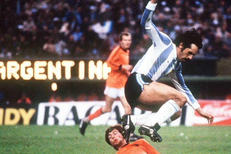 Luque salta para fugir de carrinho do holandês Brandts na final da Copa do Mundo de 1978