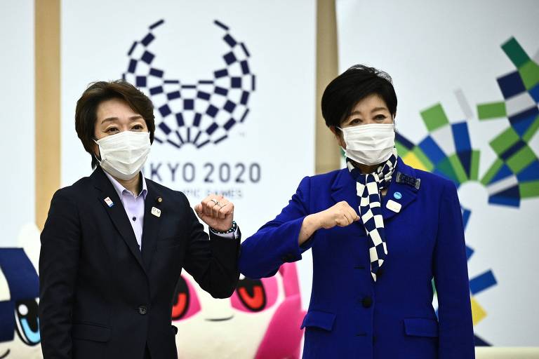 Seiko ao lado da governadora de Tóquio, Yuriko Koike (à dir.); mulheres estão no comando da organização olímpica