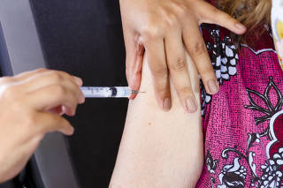 Vacinação de idosos contra a Covid-19, na praça Charles Miller (SP)