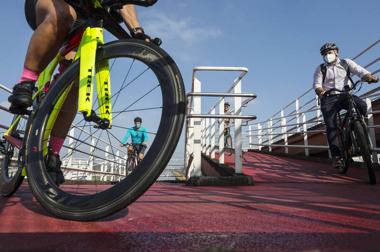 Cresce a demanda por bicicletas na pandemia; ciclistas utilizam rampa de acesso à ciclovia da Marginal Pinheiros próximo à Ponte Cidade Universitária