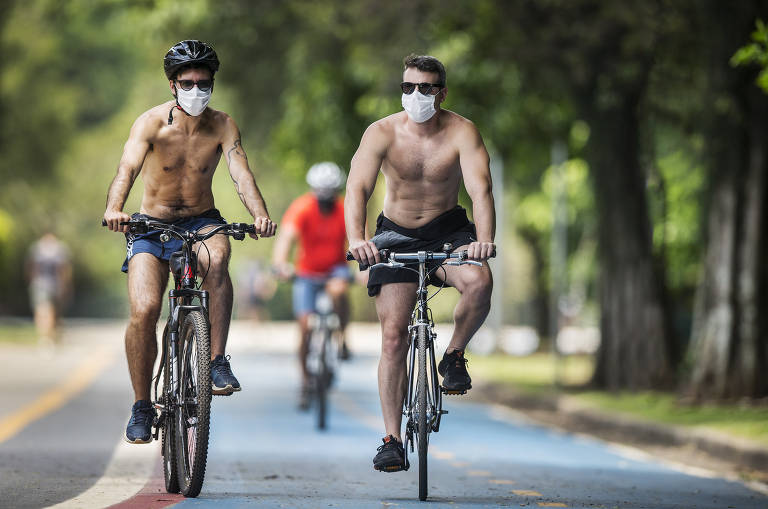 Sao Paulo, , BRASIL, 19-02-2021:  Aumenta  demanda por bicicletas na pandemia. Ciclistas utilizam ciclovia do parque do ibirapuera (Foto: Eduardo Knapp/Eduardo   Knapp, COTIDIANO).