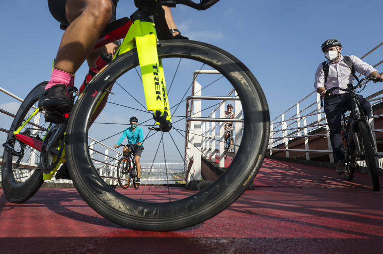 Cresce a demanda por bicicletas na pandemia; ciclistas utilizam rampa de acesso à ciclovia da Marginal Pinheiros próximo à Ponte Cidade Universitária
