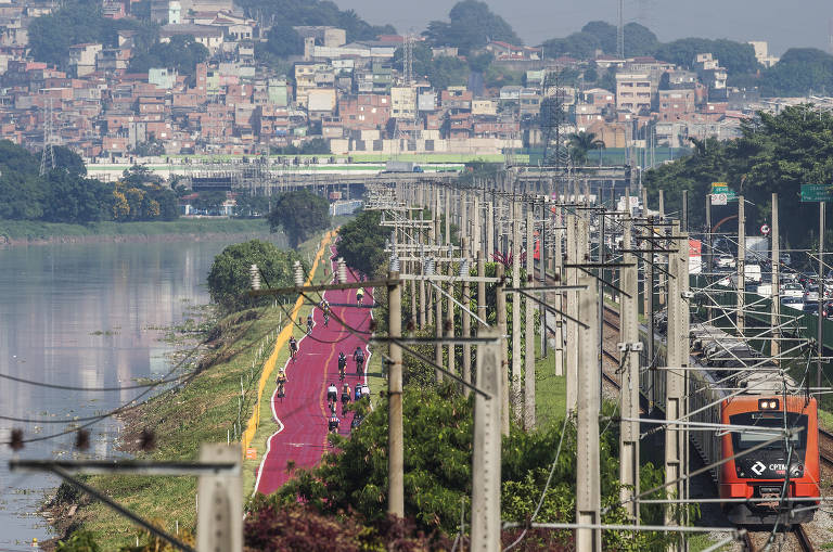 Cresce a demanda por bicicletas na pandemia; ciclistas treinam em ciclovia da Marginal Pinheiros, próximo ao Rio pinheiros e a linha de trem da CPTM (Companhia Paulista de Trens Metropolitanos)