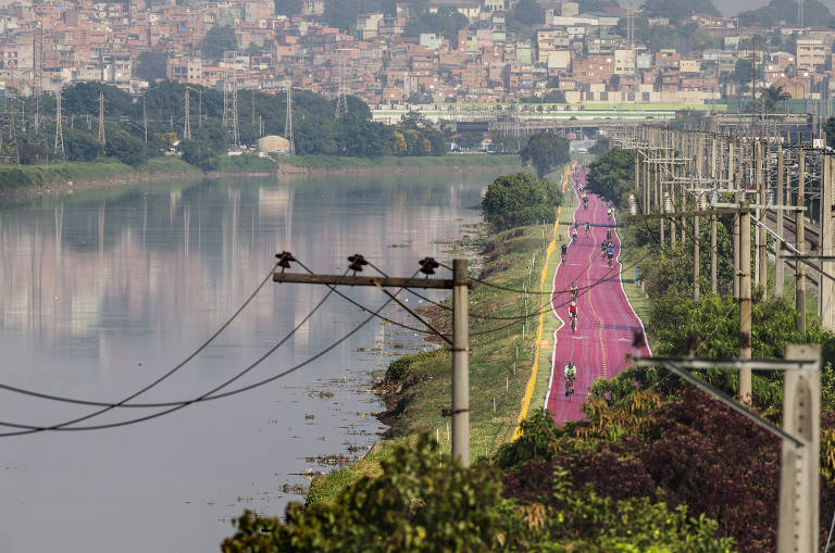 Ciclistas treinam em ciclovia da Marginal Pinheiros na capital paulista