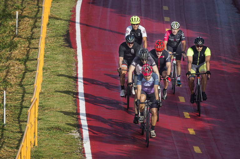 Cresce a demanda por bicicletas na pandemia; ciclistas utilizam rampa de acesso à ciclovia da Marginal Pinheiros próximo à Ponte Cidade Universitária