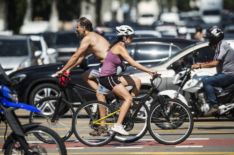 Ciclistas utilizam ciclovia na Avenida Faria Lima, na capital paulista