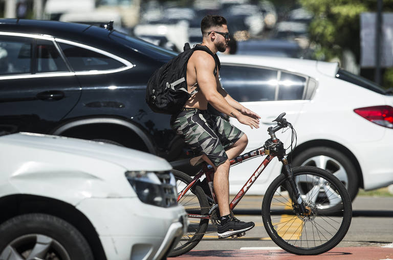 Ciclistas utilizam ciclovia na Avenida Faria Lima, na capital paulista