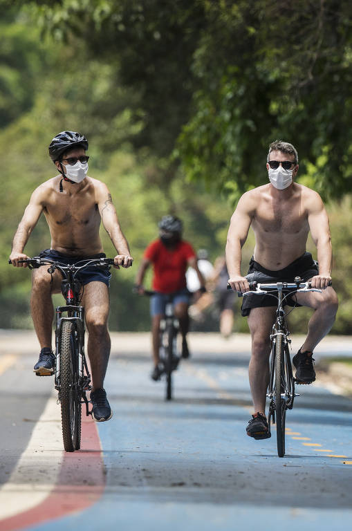 Ciclistas utilizam ciclovia do Parque Ibirapuera