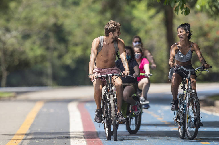 Ciclistas utilizam ciclovia do Parque Ibirapuera
