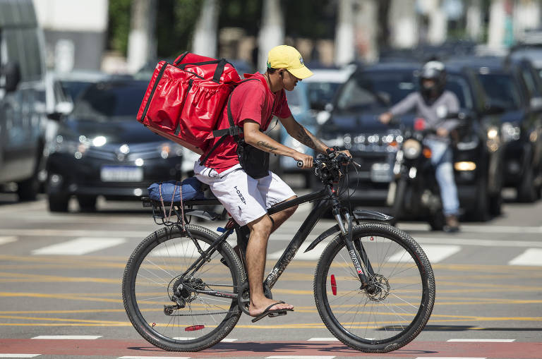 Ciclista utiliza bicicleta para trabalhar na avenida Faria Lima, na capital paulista